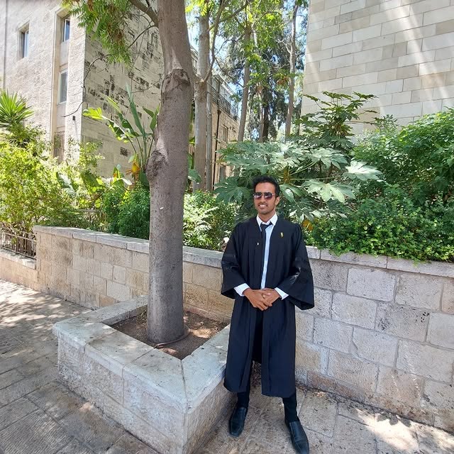 עו״ד אליאור בורפקר בגלימת עורך דין